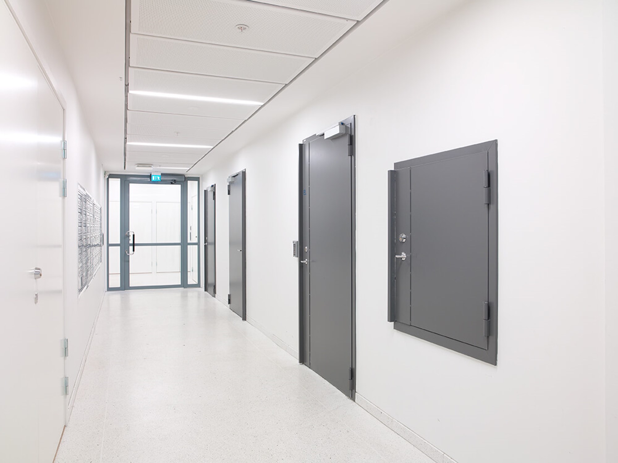 Korridor med grå Daloc dörr