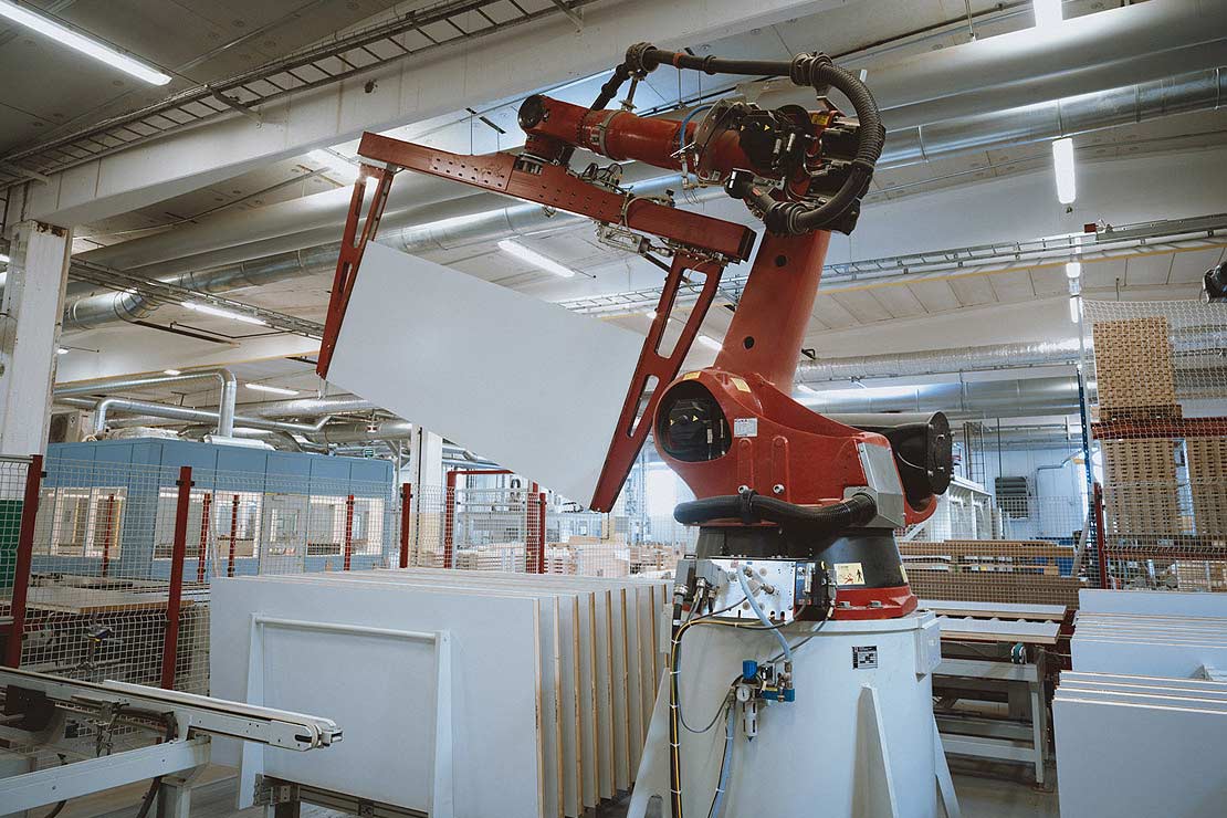 Robot arbetar i trädörrsfabriken