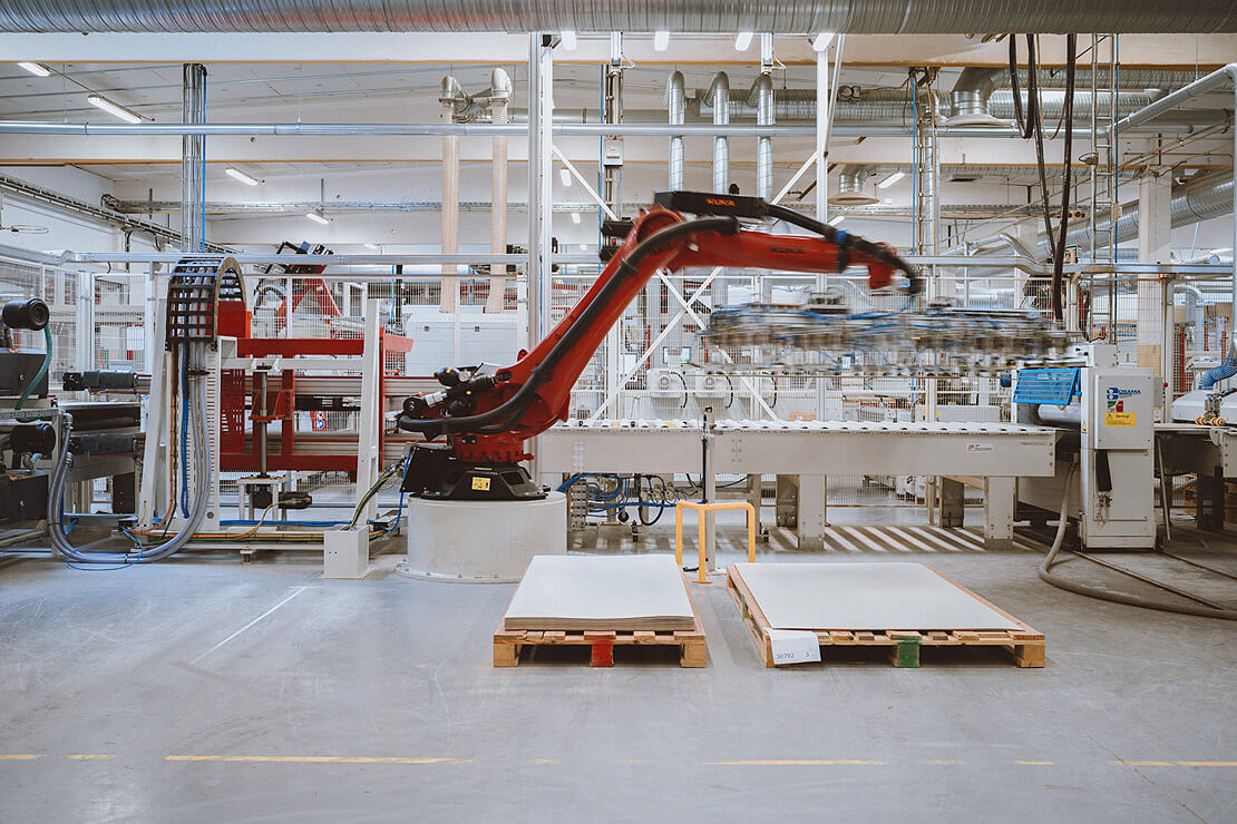 Robot arbetar i fabrik