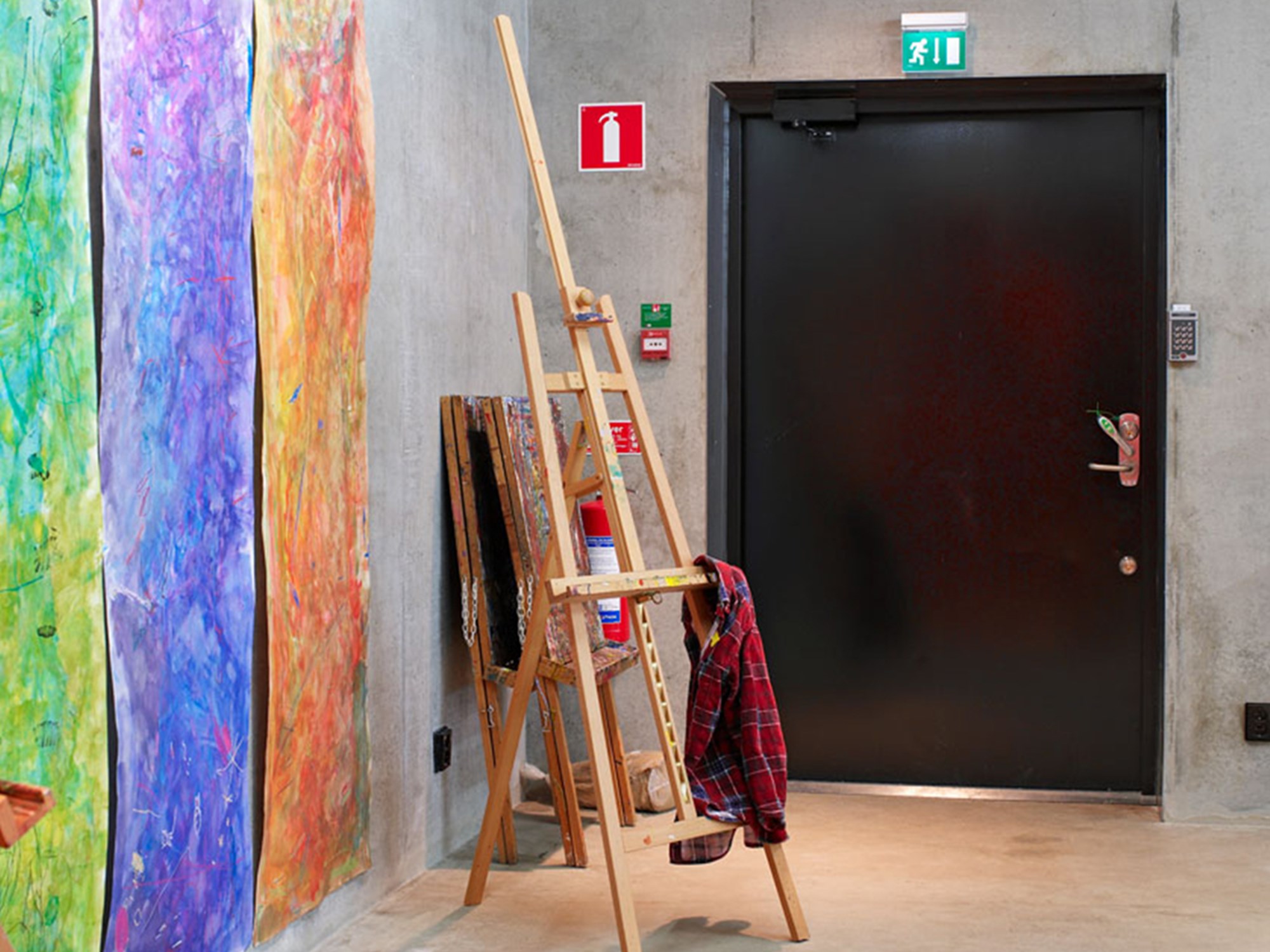Svart säkerhetsdörr i Kalmar konstmuseum
