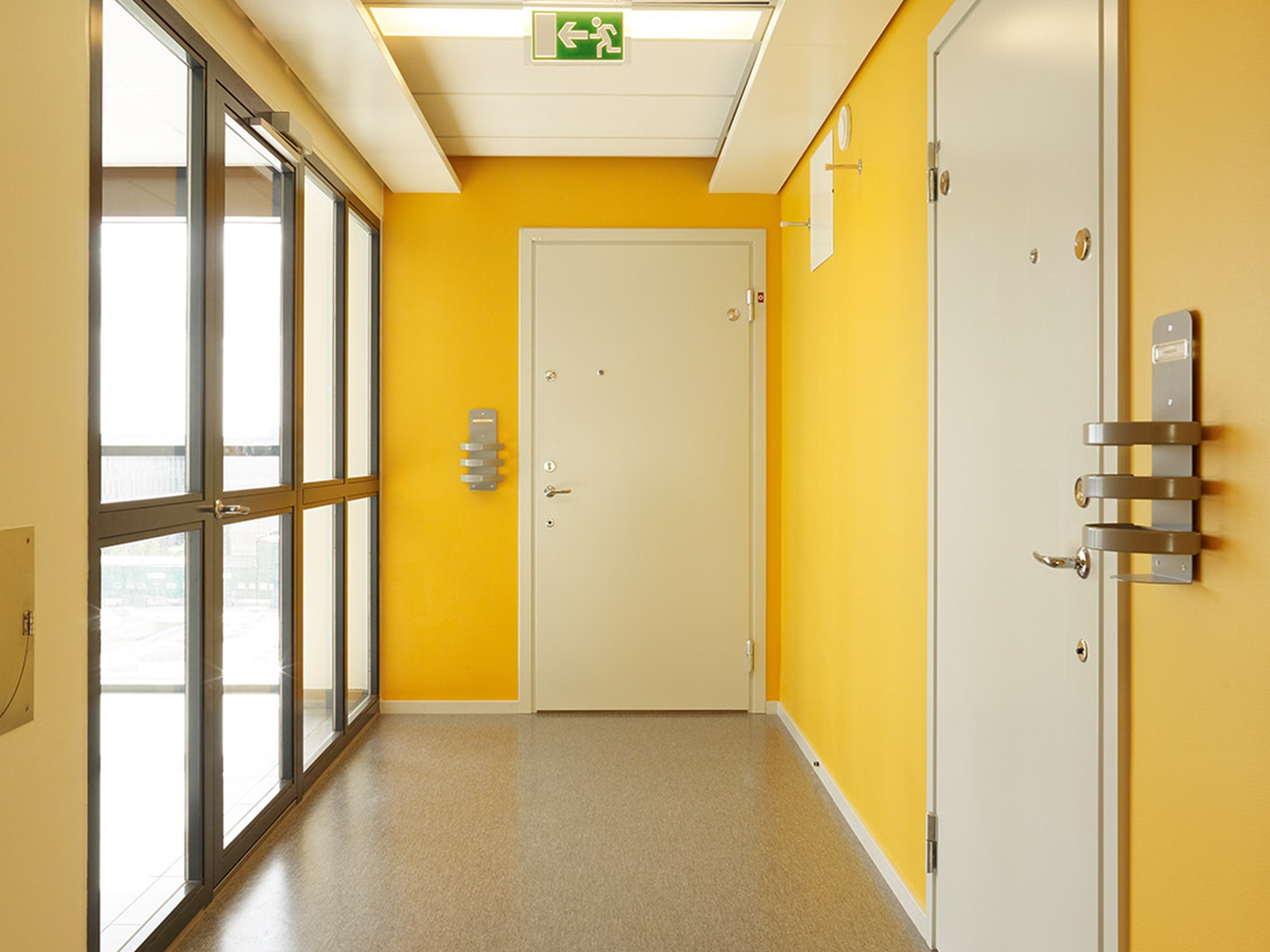 Gula väggar i studentkorridor