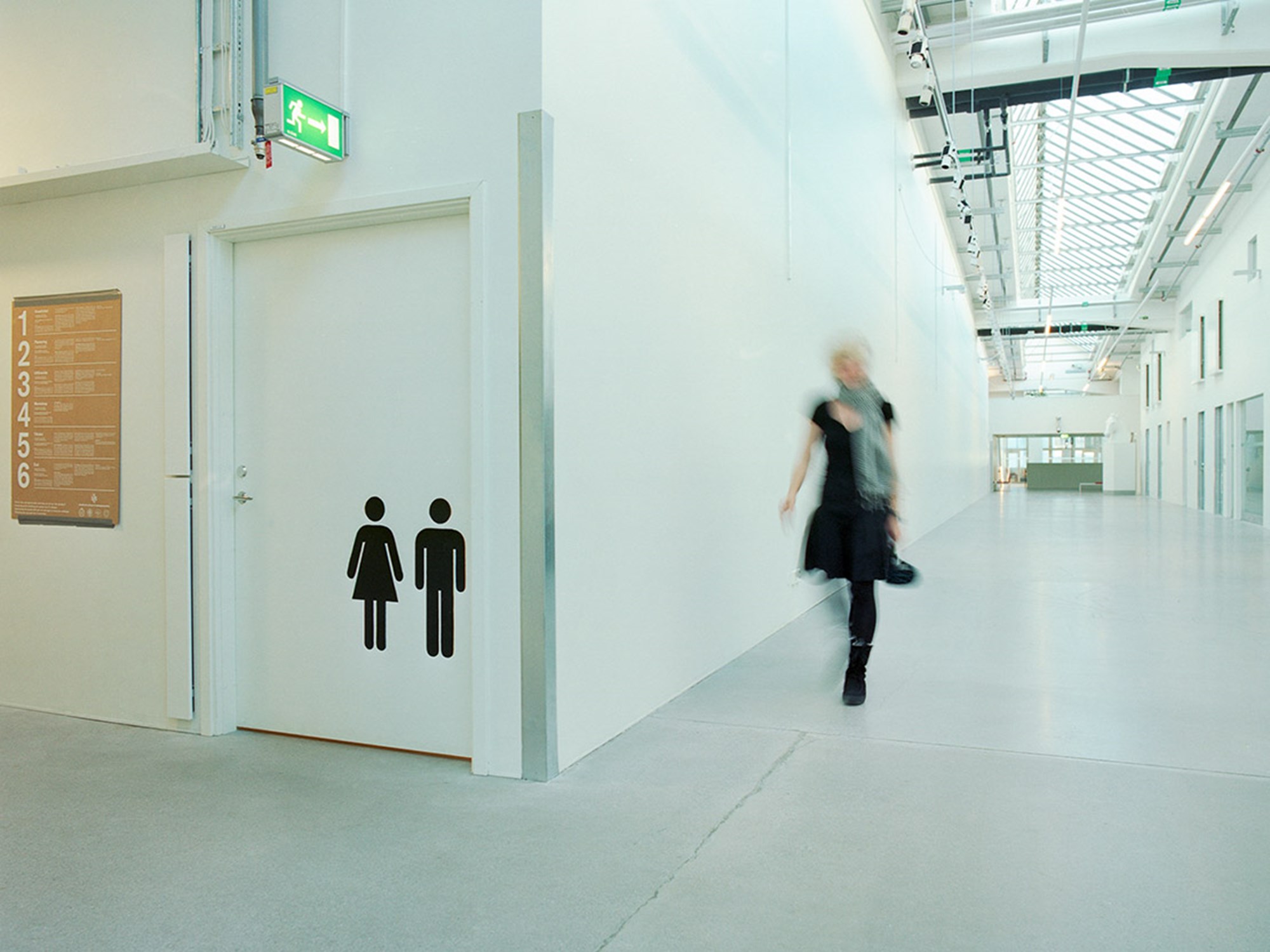 Person går i vit korridor i Konstfack