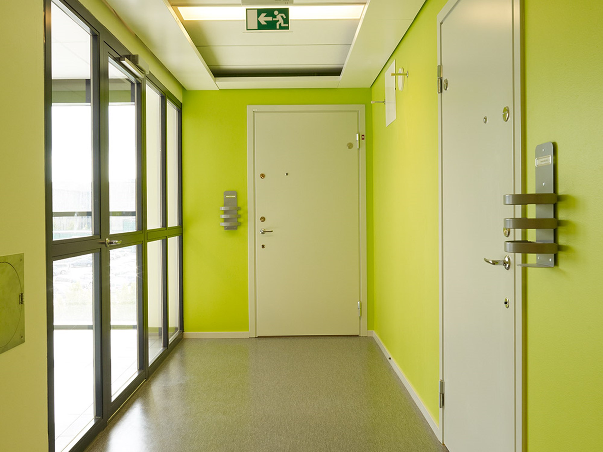Gröna väggar i studentkorridor