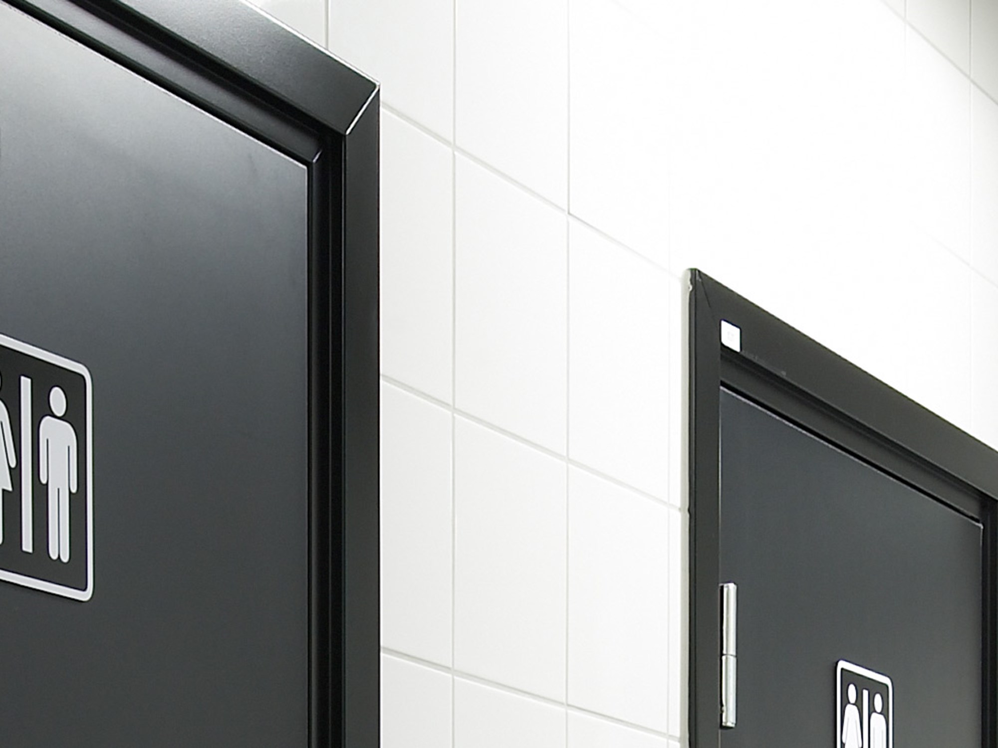 Svarta våtrumsdörrar med stålkarm i badrum