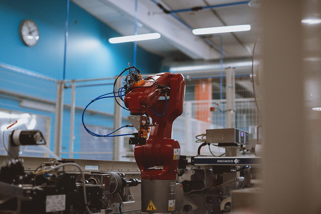 Robot arbetar i Daloc fabrik