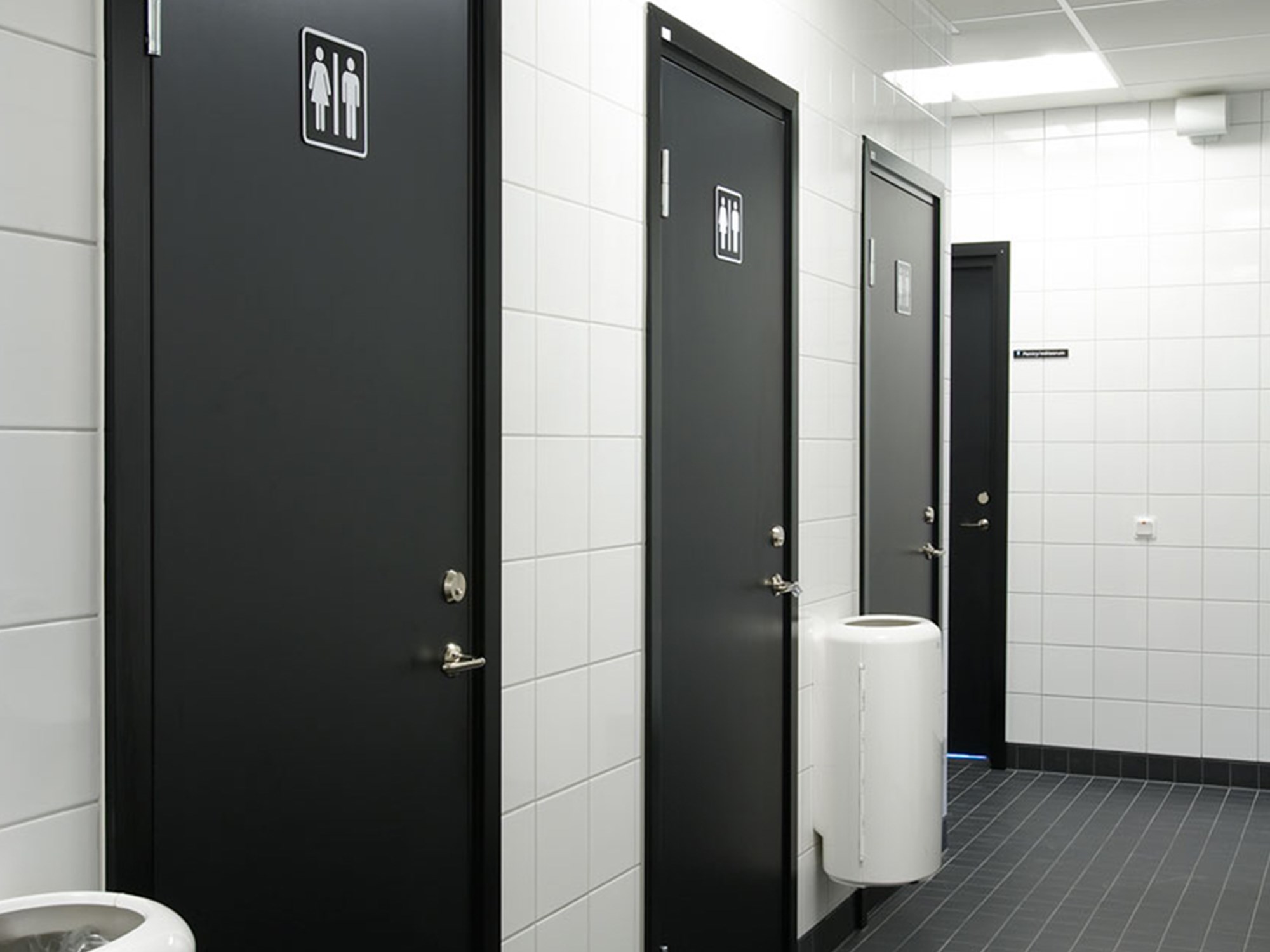Toalettdörrar i badrum Eleda Stadio