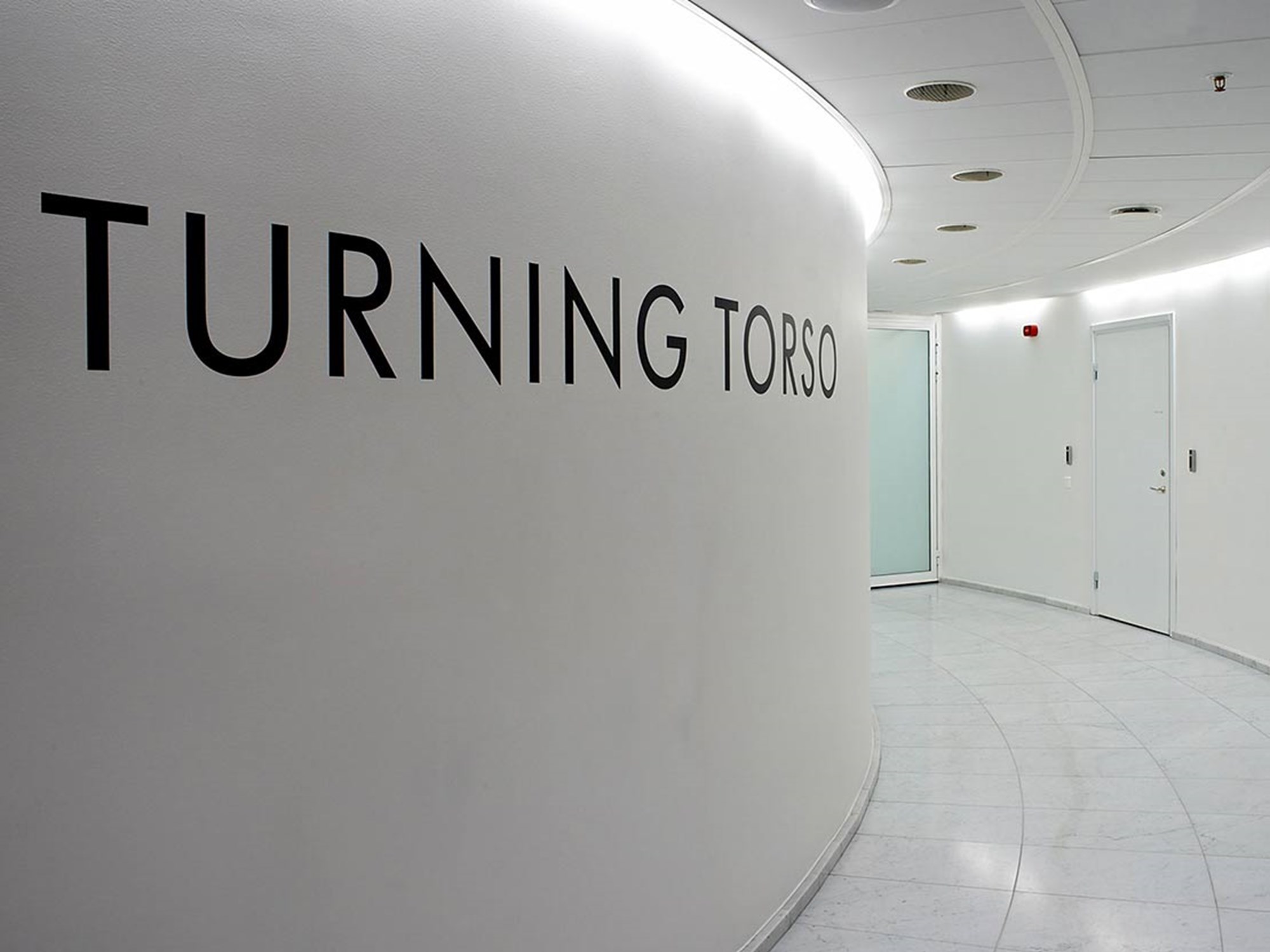 Säkerhetsdörr i vit korridor i Turning Torso