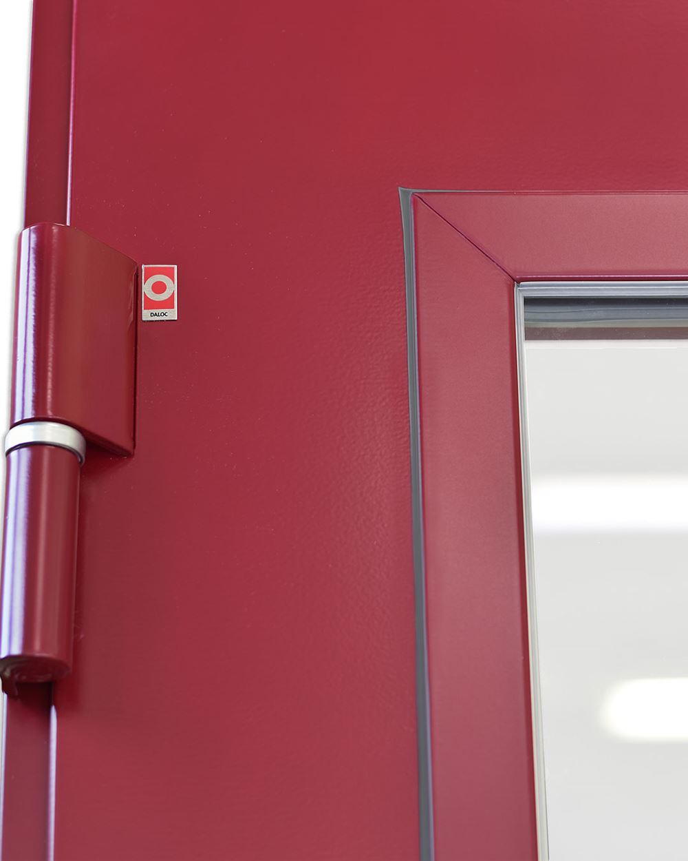Röd YEPP66 dörr med Daloc märke