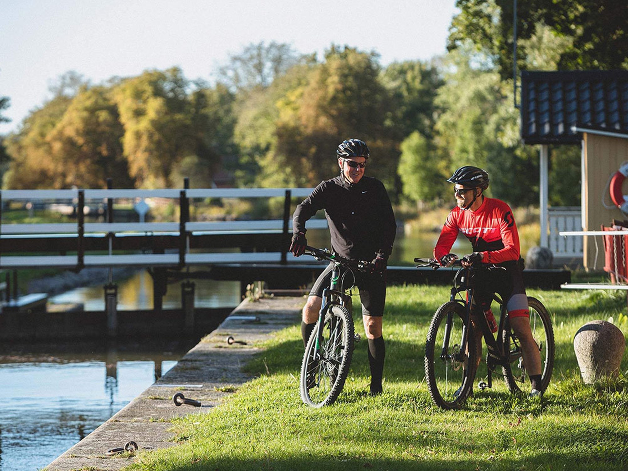 Två cyklister står vid göta kanal