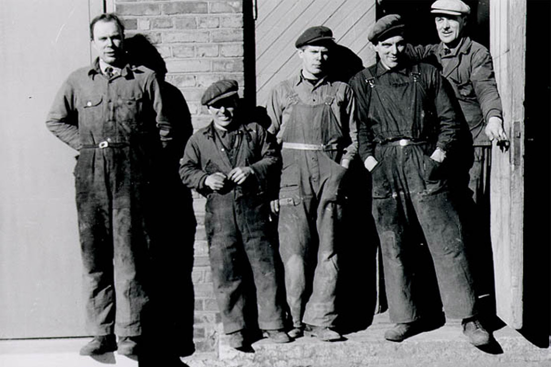 Fem personer utanför fabrik 1942