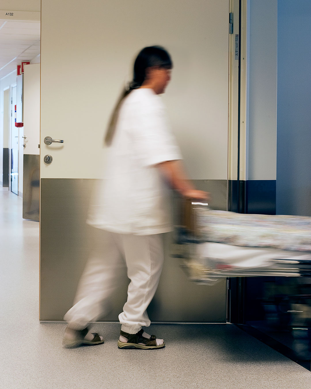Kvinna går genom sjukhudörr